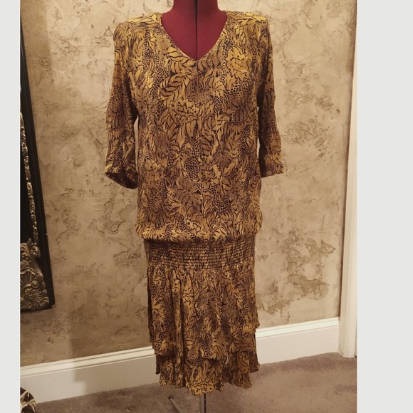 Black Gold Plus Size Blouson Crinkle Pleat Dress with Smock Detail at the Hips - Picture 1 of 6